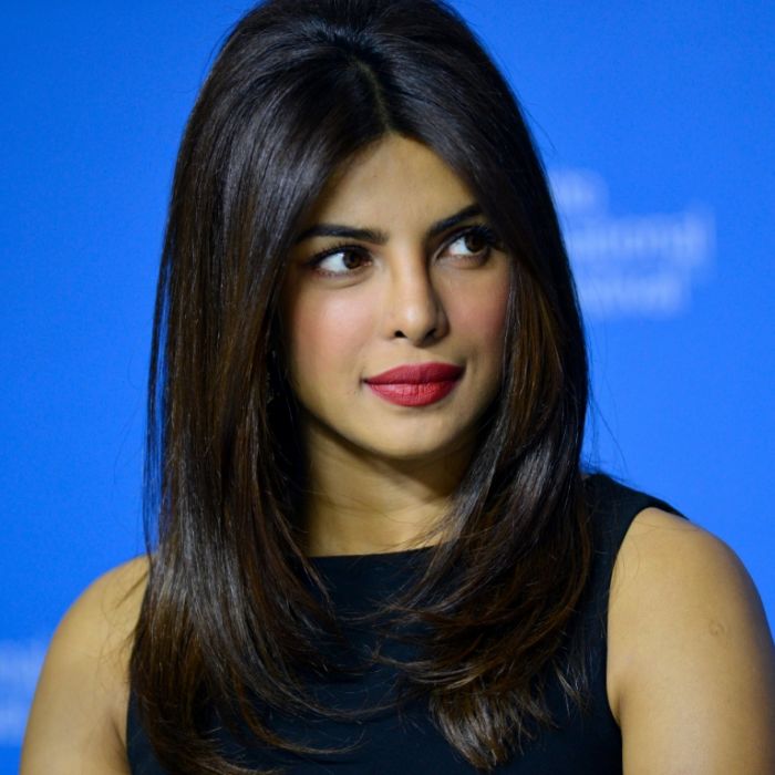 Bollywood-Star räkelt sich in Unterwäsche - Fans fallen vom Glauben ab