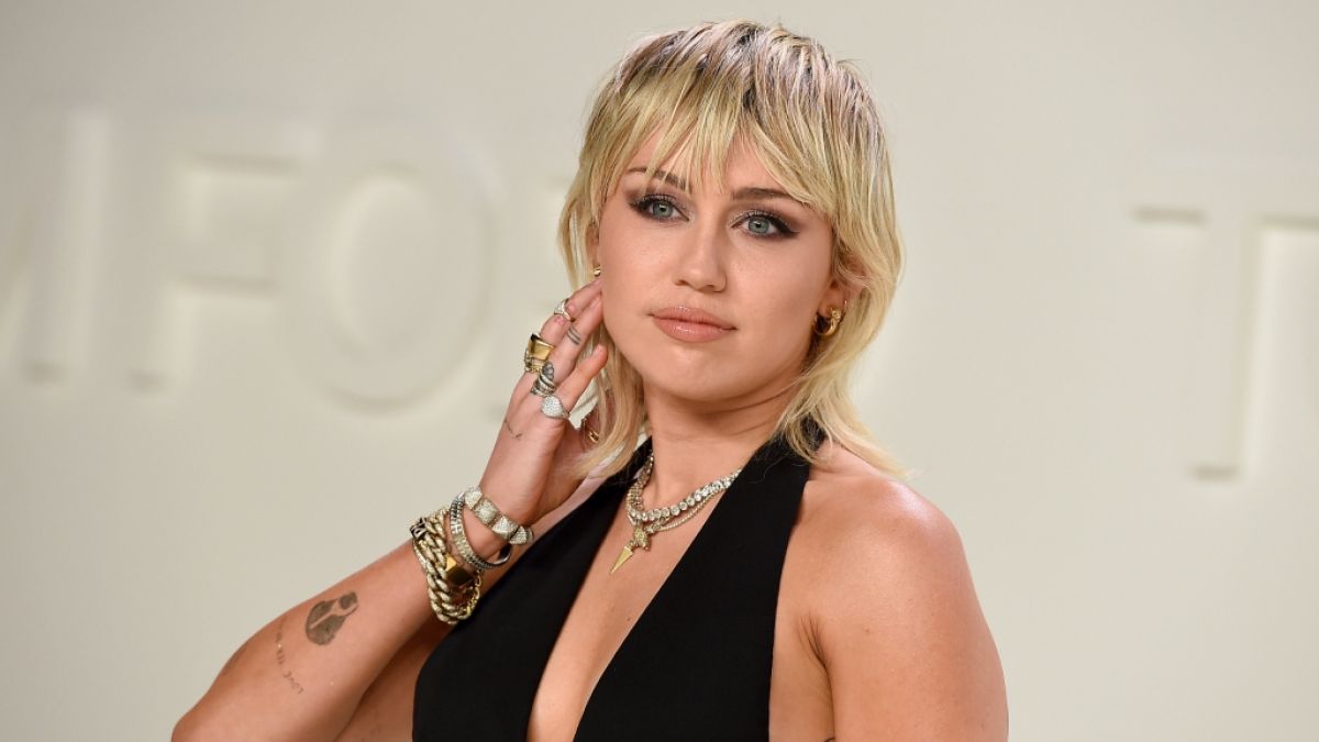 Miley Cyrus gab ihren Fans auf Instagram schon mal einen heißen Vorgeschmack auf ihren Super Bowl-Auftritt. (Foto)