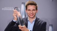 Der Komiker Fabian Köster nimmt als Preisträger in der Kategorie 