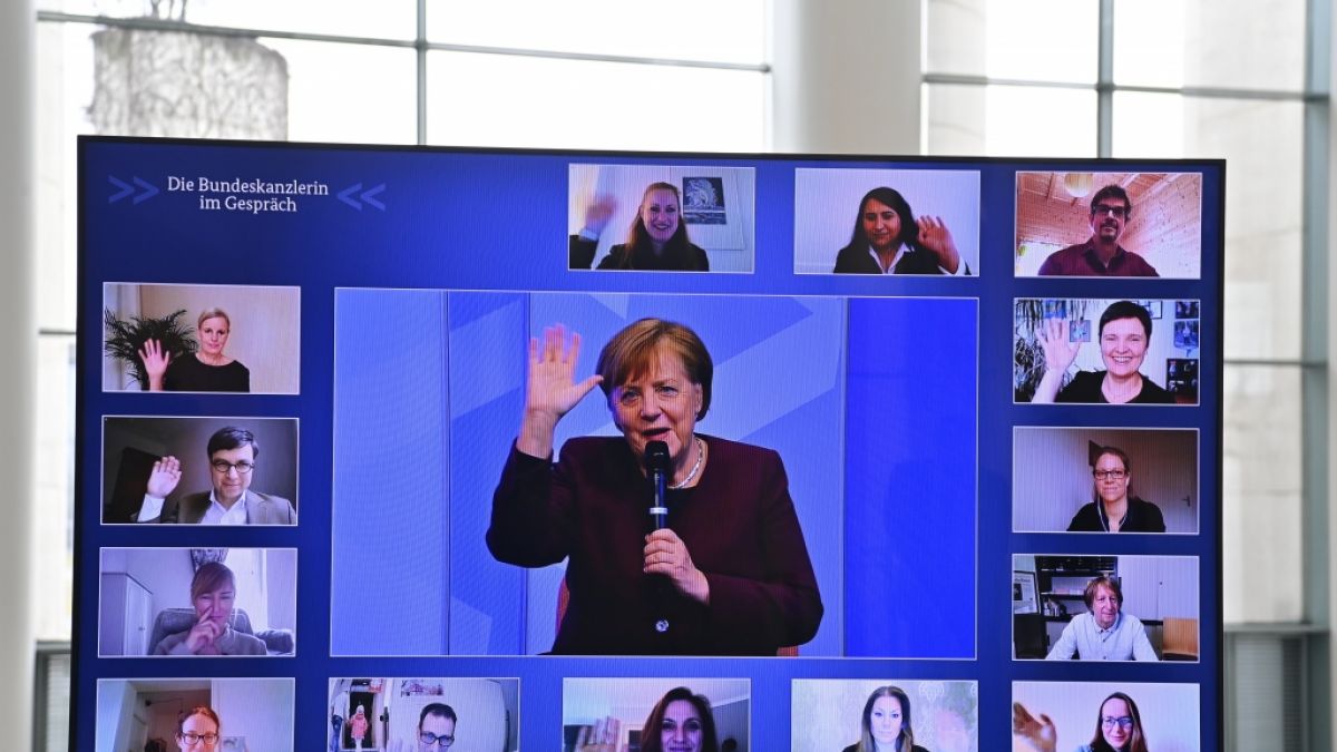 Bundeskanzlerin Angela Merkel im Gespräch mit Eltern. (Foto)