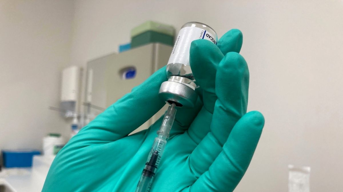 Ein Impf-Arzt soll in Hamburg eine Corona-Impf-Dosis aus dem Impfzentrum gestohlen haben. (Foto)