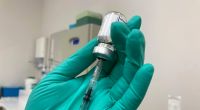 Ein Impf-Arzt soll in Hamburg eine Corona-Impf-Dosis aus dem Impfzentrum gestohlen haben.