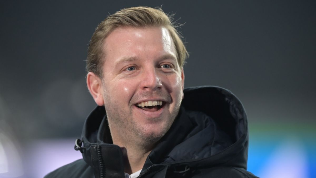 Bremens Trainer Florian Kohfeldt steht vor dem Spiel Hertha BSC - Werder Bremen lachend am Spielfeldrand. (Foto)