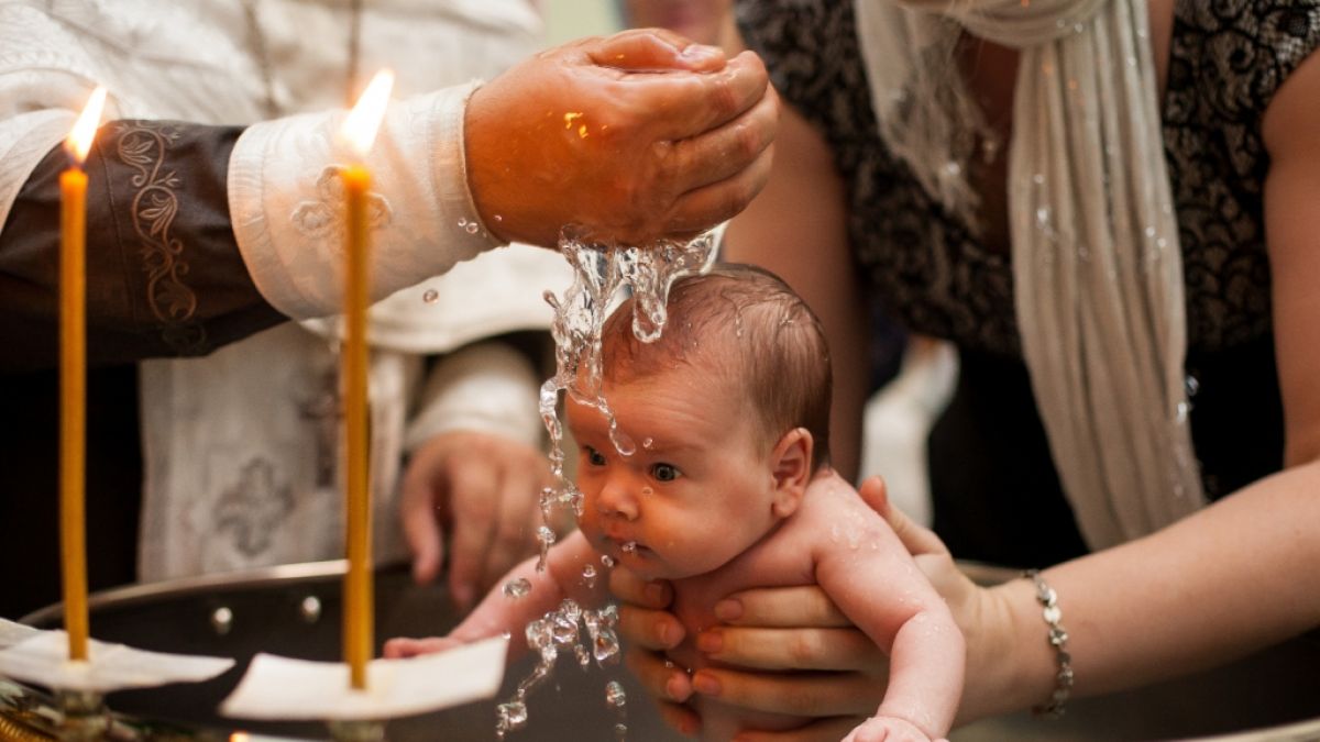 Ein Baby ist in Rumänien nach seiner Taufe verstorben, weil es Wasser in die Lunge bekommen hatte. (Foto)
