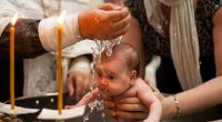 Ein Baby ist in Rumänien nach seiner Taufe verstorben, weil es Wasser in die Lunge bekommen hatte.