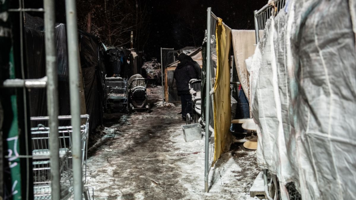 Berlins größtes Obdachlosencamp wird wegen des erwarteten Schneechaos geräumt. (Foto)
