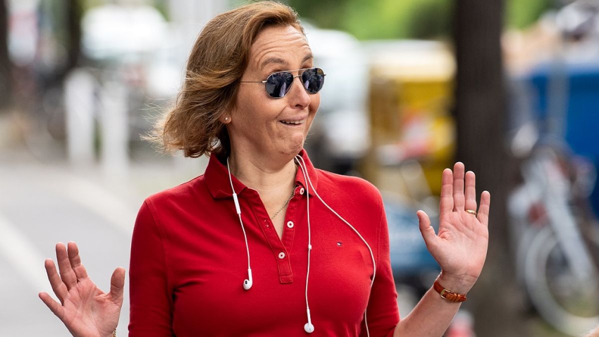 Beatrix von Storch, stellvertretende Bundessprecherin der AfD, kommt 2020 mit Polohemd und Sonnenbrille zur Sitzung des Bundesvorstands ihrer Partei. (Foto)
