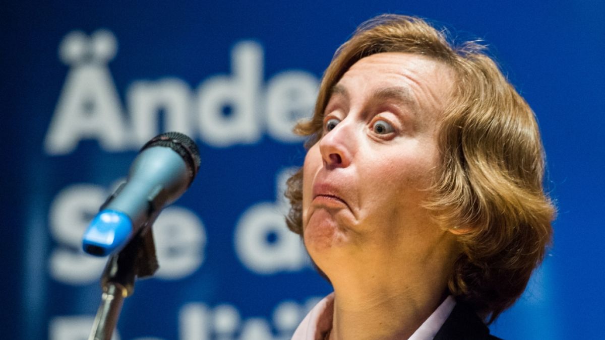Beatrix von Storch wundert sich 2017 w&auml;hrend einer Wahlkampfveranstaltung der AfD &uuml;ber das zu hoch eingestellte Mikrofon. (Foto)