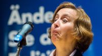 Beatrix von Storch wundert sich 2017 während einer Wahlkampfveranstaltung der AfD über das zu hoch eingestellte Mikrofon.