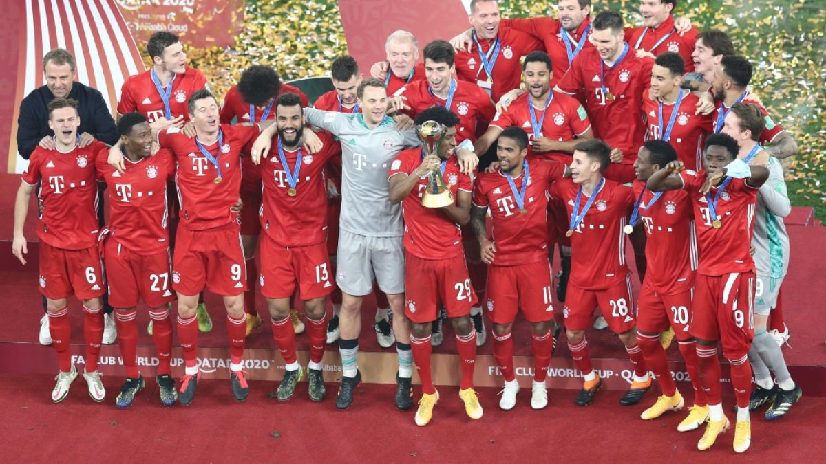 Die Spieler des FC Bayern München feiern mit der Trophäe. (Foto)