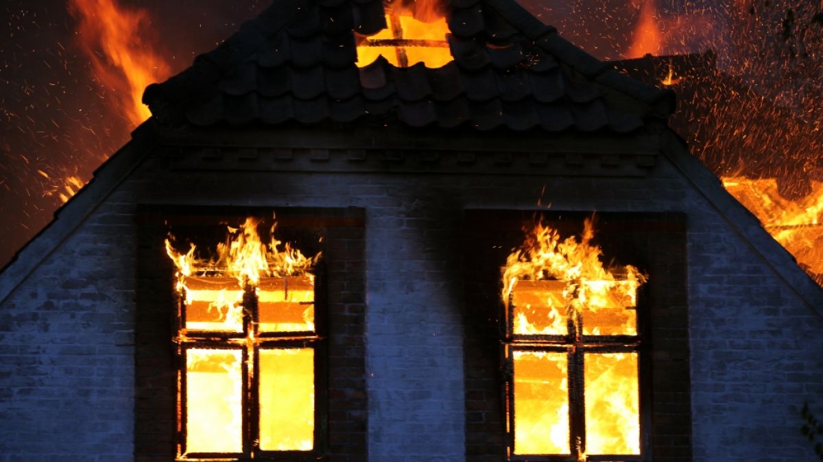 In Radevormwald sind fünf Menschen bei einem Wohnhausbrand gestorben. (Symbolfoto) (Foto)