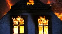 In Radevormwald sind fünf Menschen bei einem Wohnhausbrand gestorben. (Symbolfoto)