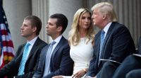 Donald Trumps Kinder Eric Trump, Don Junior und Ivana Trump mit ihrem Vater (v. l.)