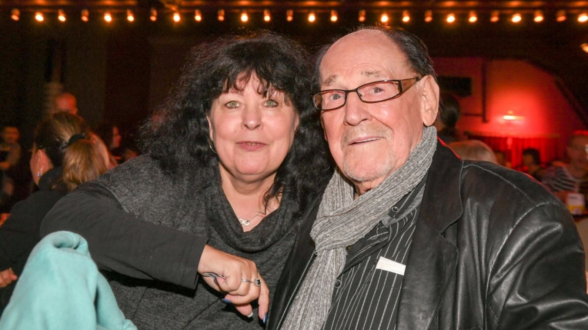 Herbert Köfer gemeinsam mit seiner Frau Heike Köfer bei der Premiere des Musicals "Zombie Berlin" im Jahr 2019. (Foto)