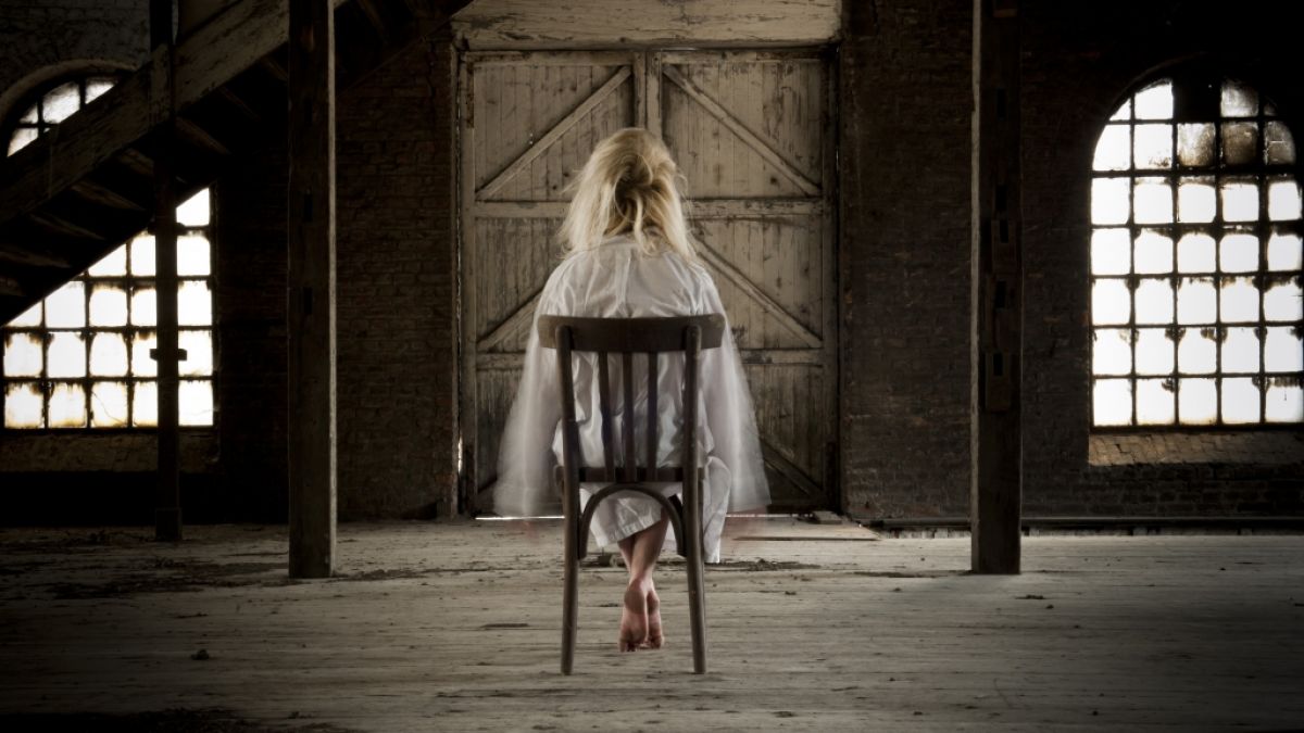 Spukhaus! Ein Paar in England hat einen weiblichen Geist mit blondem Haar und Brautkleid auf Videoaufzeichnungen entdeckt. (Foto)