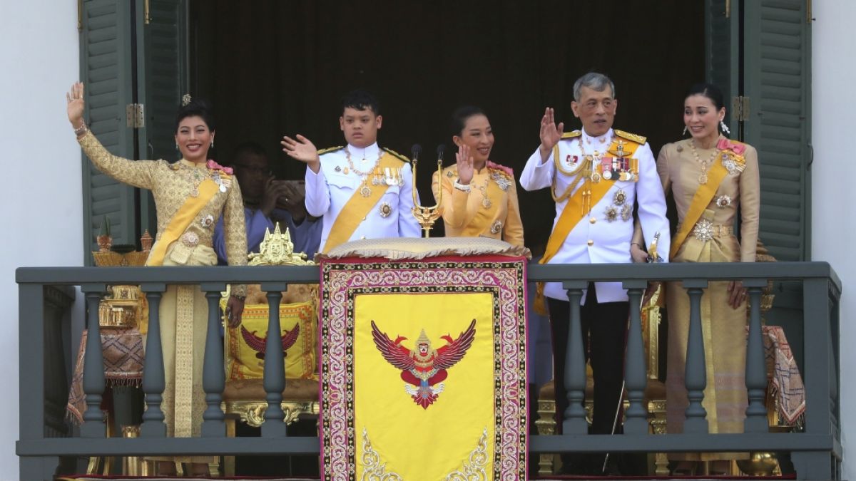 Die Mitglieder der Königsfamilie von Thailand, Prinzessin Sirivannavari Nariratana (v.l.n.r.), Prinz Dipangkorn Rasmijoti, Prinzessin Bajrakitiyabha, König Maha Vajiralongkorn und Königin Suthida (Foto)