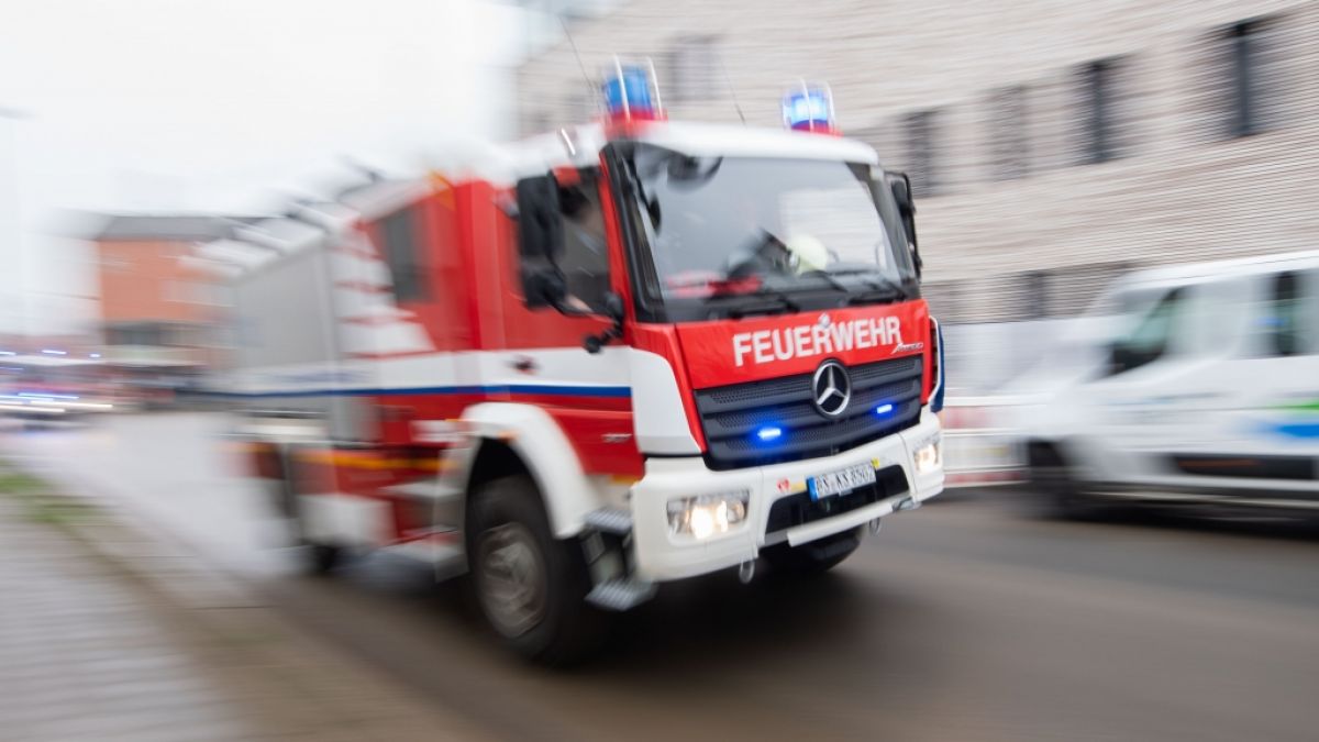 Nach einer Explosion in Notorf (Schleswig-Holstein) stand ein Wohnhaus in Brand - von der 54-jährigen Bewohnerin fehlt jede Spur (Symbolbild). (Foto)
