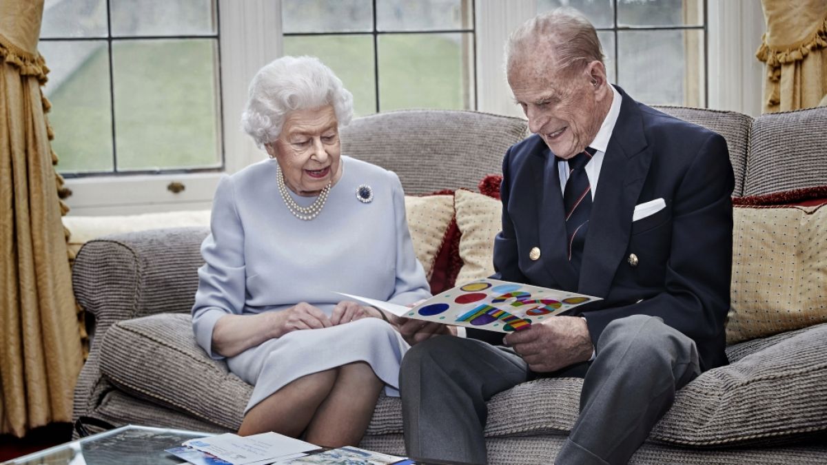 Queen Elizabeth II. und Prinz Philip freuten sich 2020 über eine Karte ihrer Urenkel Prinz George, Prinzessin Charlotte und Prinz Louis zum 73. Hochzeitstag. (Foto)
