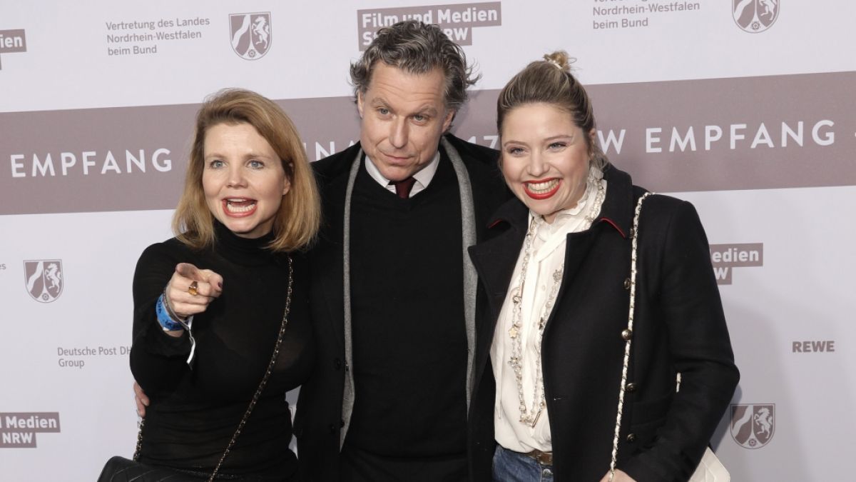 Die Schauspiel-Schwestern Annette (l.) und Caroline Frier (r.) mit Carolines Ex-Mann Dirk Borchardt bei der Berlinale 2017. (Foto)