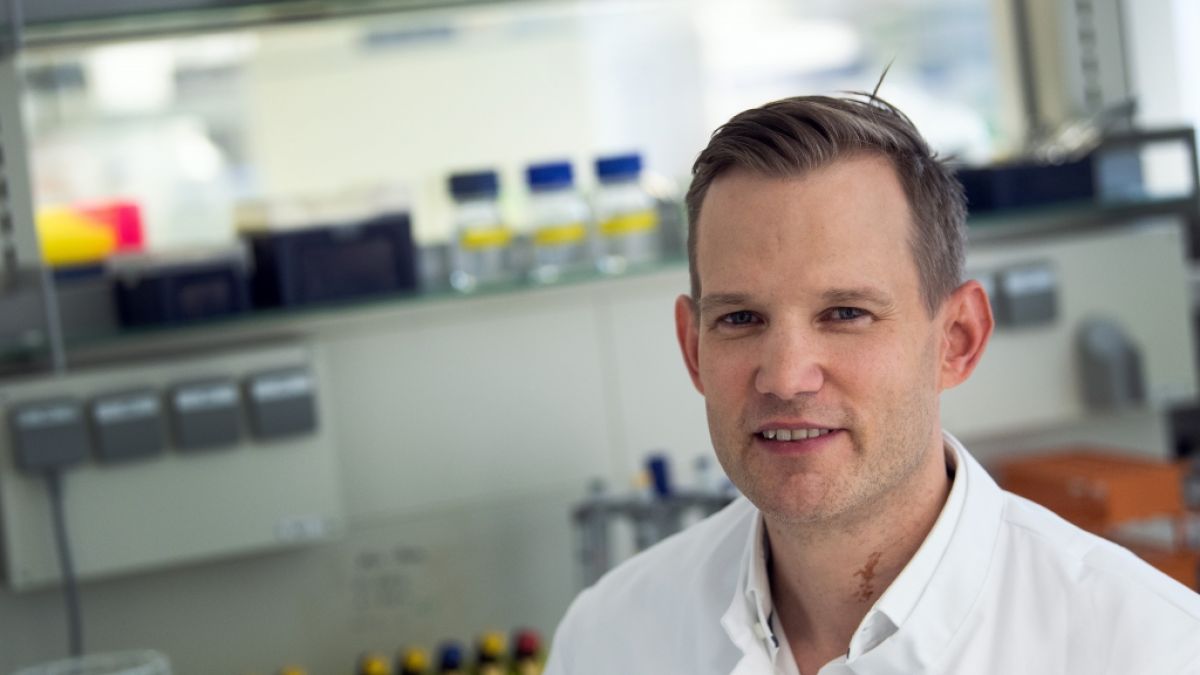 Professor Hendrik Streeck, Direktor des Institut für Virologie an der Uniklinik in Bonn, im März 2020 in einem Labor seines Institutes. (Foto)