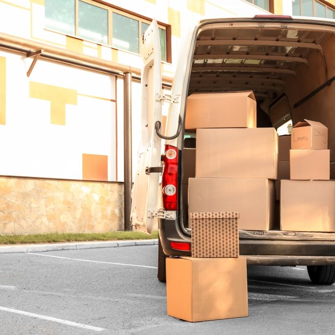 Paketbote überrollt Mädchen (3) mit Transporter - tot