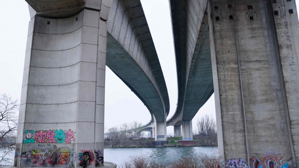 Die Autobahnbrücke der A15 führt über die Seine. Am Stadtrand von Paris wurde die Leiche einer 14-jährigen Schülerin gefunden. (Foto)