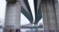 Die Autobahnbrücke der A15 führt über die Seine. Am Stadtrand von Paris wurde die Leiche einer 14-jährigen Schülerin gefunden.