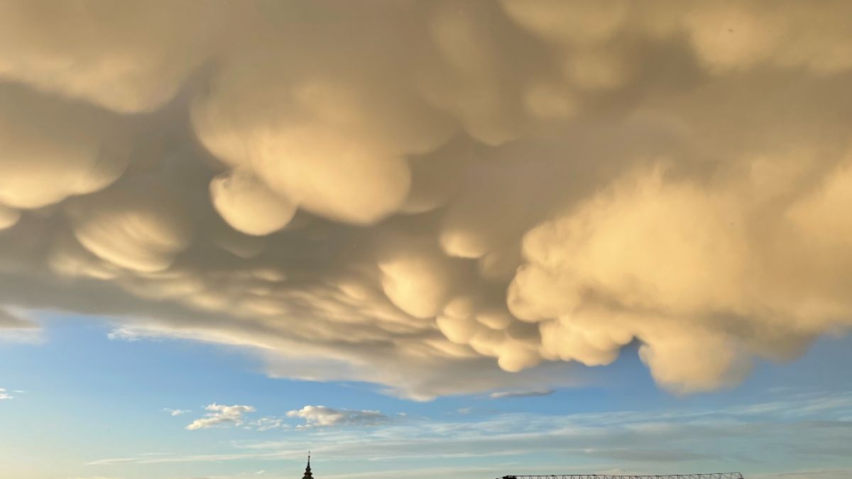 Mammatuswolken nach einem Gewitter über Berlin. (Foto)