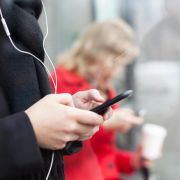 Ein Sinnbild dieser Zeit: Menschen, die auf Smartphones starren. Ein Sinnbild dieser Zeit: Menschen, die auf Smartphones starren. (Foto)