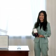 Bundespräsident Frank-Walter Steinmeier (l) hat Mai Thi Nguyen-Kim mit dem Verdienstorden der Bundesrepublik Deutschland ausgezeichnet.