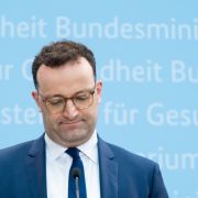 Nach dem Impfstopp werden Rufe nach Spahns Rücktritt laut.