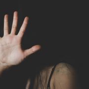 Eine Frau im Iran wurde von vier Männern missbraucht.