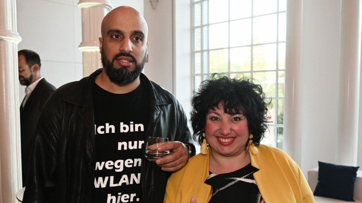 Meltem Kaptan (r.) gemeinsam mit ihrem Comedy-Kollegen Abdelkarim beim "WDR Treff" im Jahr 2019. (Foto)