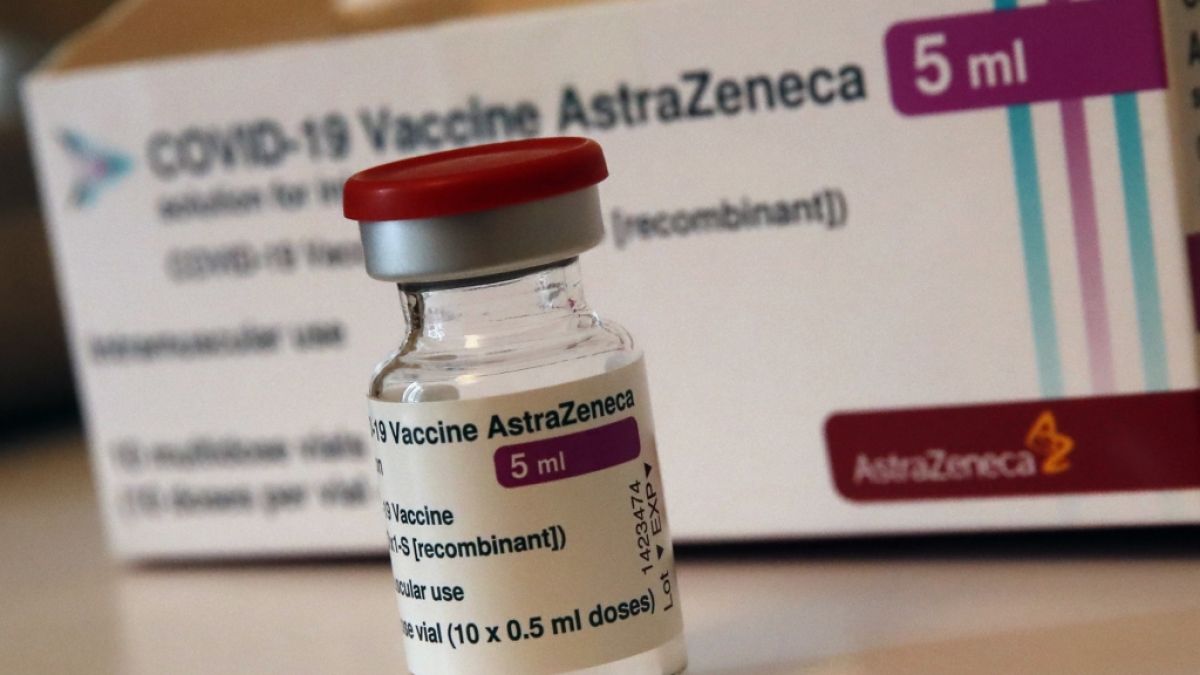 Eine Ampulle mit dem Corona-Impfstoff des schwedisch-britischen Pharmakonzerns AstraZeneca. (Foto)