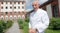 Gefängnisarzt Joe Bausch vor seiner ehemaligen Arbeitsstätte, der JVA Werl.