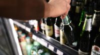Die Deutschen trinken in der Corona-Krise weniger Alkohol. Experten sehen den Grund in den geschlossenen Gaststätten. 