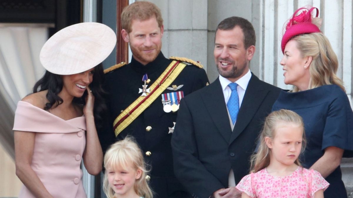 Ausnahmsweise ist es mal nicht Queen-Enkel Prinz Harry (2.v.l.), der der Königin Kummer bereitet - diesmal ist Peter Phillips (3.v.r.), der Sohn von Prinzessin Anne, ins Fettnäpfchen getreten. (Foto)