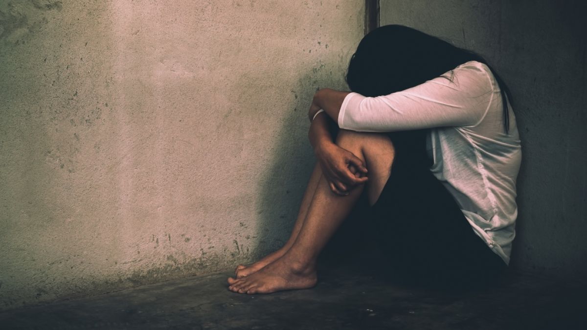 Eine 21-jährige Frau wurde in Hagen Opfer eines sexuellen Übergriffs - die mutmaßlichen Täter sind erst 13 und 14 Jahre alt (Symbolbild). (Foto)