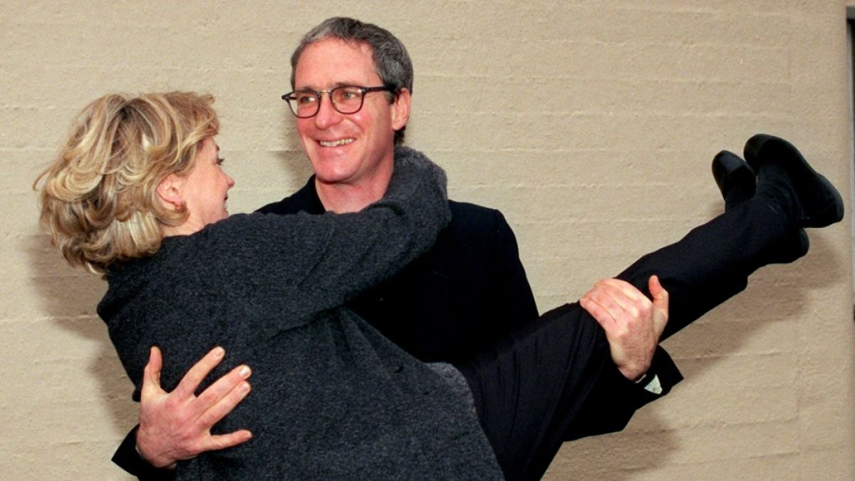 August Zirner und seine Kollegin Gisela Schneeberger bei der Vorstellung des ZDF-Films "Der Hahn ist tot" im Jahr 1999. (Foto)