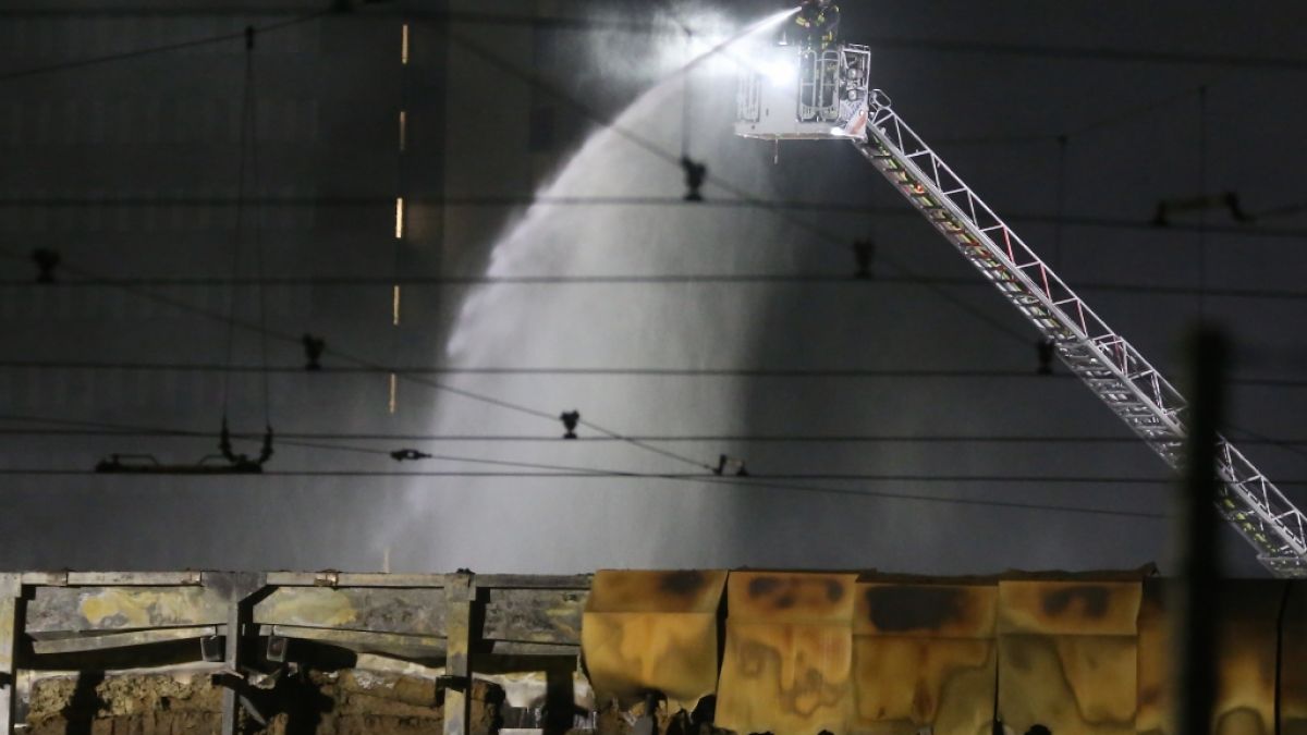 Bei einem Großbrand in einer Abstellhalle der Rheinbahn in Düsseldorf sind in der Nacht zum 1. April 2021 40 Linienbusse zerstört worden. (Foto)