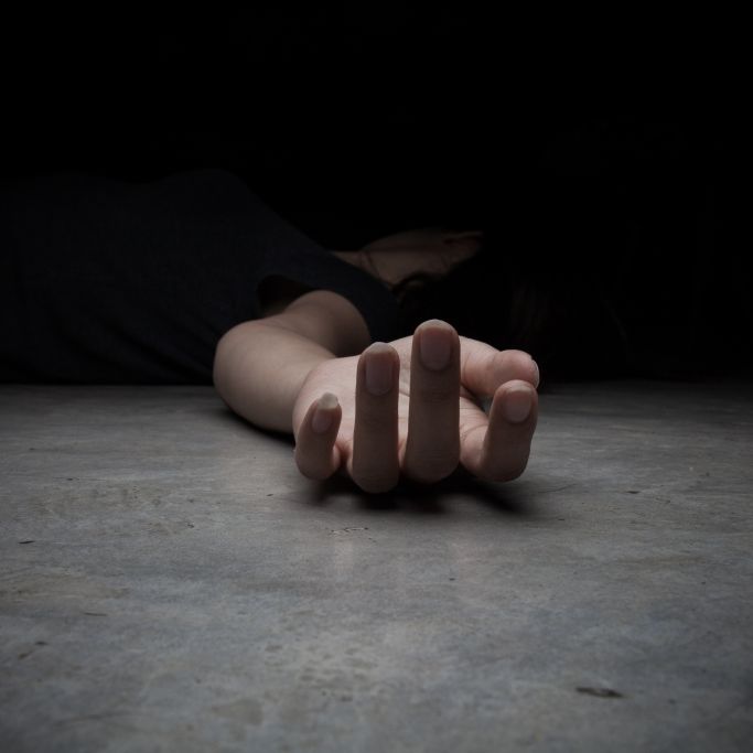 Auf Besenstiel aufgespießt! Frau (37) von Ehemann zu Tode gefoltert