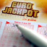 Mit Ihrem Spielschein können Sie im Eurojackpot am Freitag wieder einen Millionn-Jackpot abräumen, sehr großes Glück vorausgesetzt. Mit Ihrem Spielschein können Sie im Eurojackpot am Freitag wieder einen Millionn-Jackpot abräumen, sehr großes Glück vorausgesetzt. (Foto)