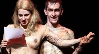 Lisa Bitter (l.) probt im Nackt-Kostüm als Ophelia eine Neuinszenzierung von Shakespeares 