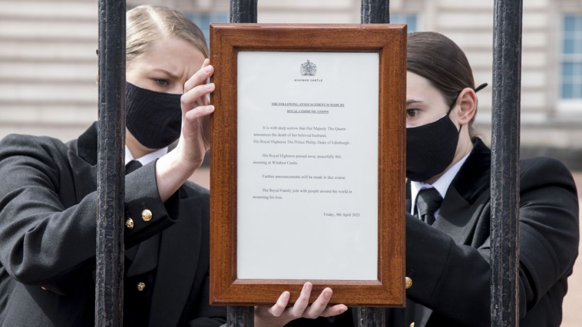 Eine Mitarbeiterin hängt eine Tafel mit der Todesmitteilung des britischen Prinz Philip an das Tor des Buckingham Palace. (Foto)