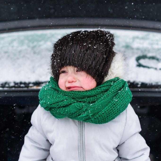 Mutter lässt Kinder bei klirrendem Frost im Auto - Mädchen erfroren!