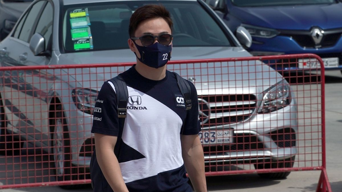 Yuki Tsunoda kommt mit Mund-Nasen-Schutz ins Fahrerlager beim Großen Preis von Bahrain 2021. (Foto)