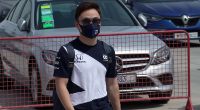 Yuki Tsunoda kommt mit Mund-Nasen-Schutz ins Fahrerlager beim Großen Preis von Bahrain 2021.