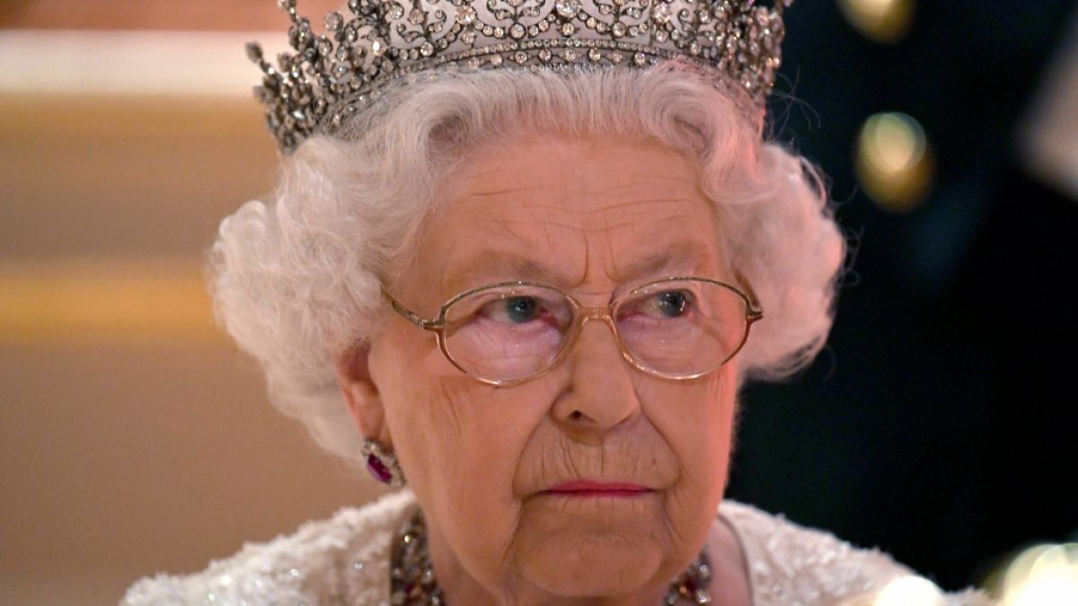 Queen Elizabeth II. muss sich unter Einhaltung strenger Corona-Regeln von ihrem verstorbenen Ehemann Prinz Philip verabschieden. (Foto)