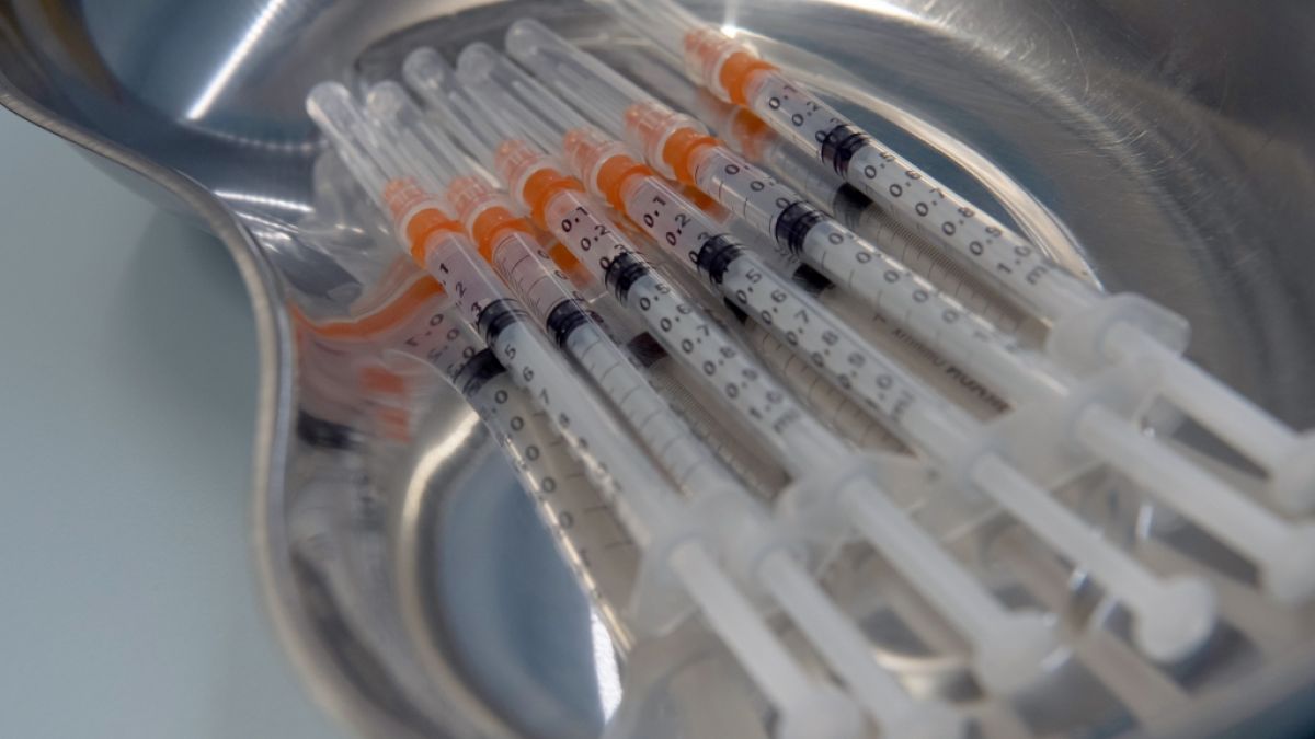 Aufgezogene Spritzen mit dem Biontech-Impfstoff gegen das Coronavirus liegen in einer Schale in einer Hausarztpraxis. (Foto)