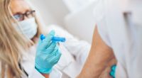 Trotz Impfung haben sich in Nordrhein-Westfalen offenbar 17 Menschen mit dem Coronavirus infiziert.